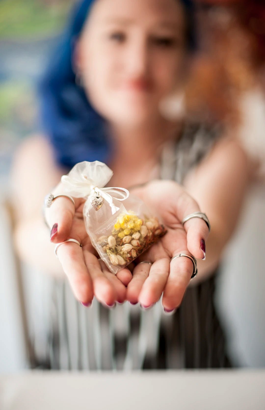 Keeping Memories Alive: The Beauty of Preserved Flowers in Memorial Services - Artisan Palace